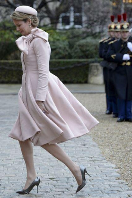 Queen Mathilde abrigo rosa vuelo