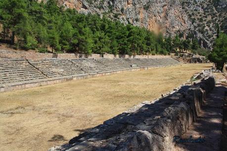 TEMPLO DE APOLO Y ORACULO DE DELFOS TEMPLO DE APOLO Y ORACULO DE DELFOS