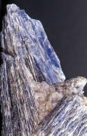 Cianita: La Luz Hacia La Evolucion