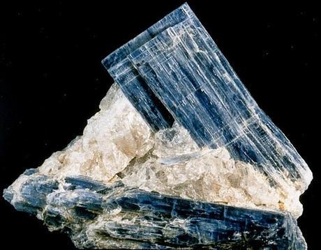 Cianita: La Luz Hacia La Evolucion