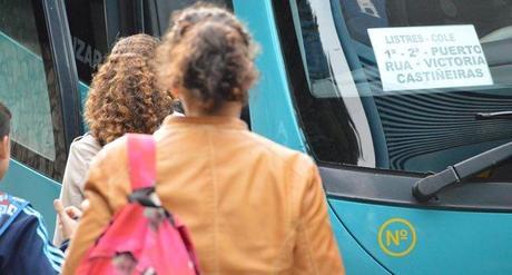 Una madre lucha para que su hija con 85% de discapacidad visual pueda coger el autobús escolar sin problemas La afectada tiene que buscar entre los buses el que la lleva a Aguiño CHECHU RÍO