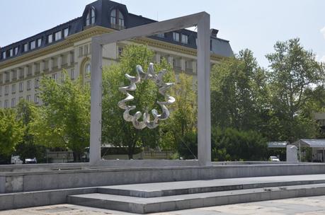 Fuente en la plaza de la universidad  de Plovdiv