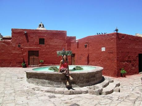 Patio con fuentecilla en el monasterio de santa Catalina en Arequipa