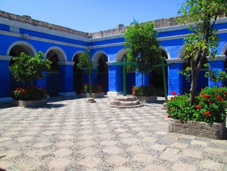 El claustro azul del monasterio de santa Catalina en Arequipa