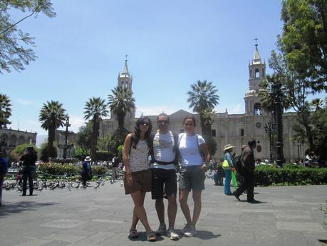 En la plaza de Armas de Arequipa con la catedral de fondo