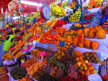 Puesto de frutas en el mercado de San Camilo en Arequipa