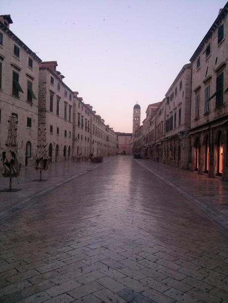 Calle principal de Dubrovnik sin gente