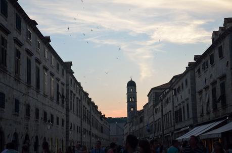 La calle principal de Dubrovnik al atardecer abarrotada de gente