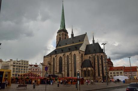 Náměstí Republiky con la iglesia de san Bartolomé en Pilsen