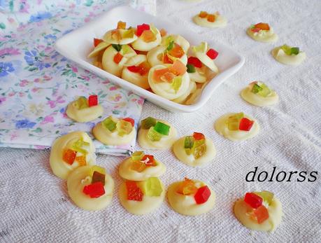 Bocados dulces de chocolate blanco y frutas confitadas