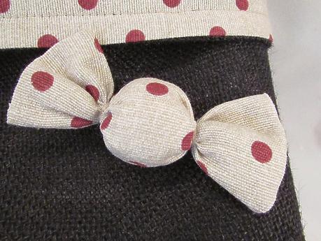 Cesta de arpillera negra y loneta de lunares