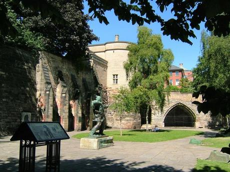 robin-hood-statue-castle-gatehouse-2005