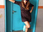 puerta celeste raya naranja.