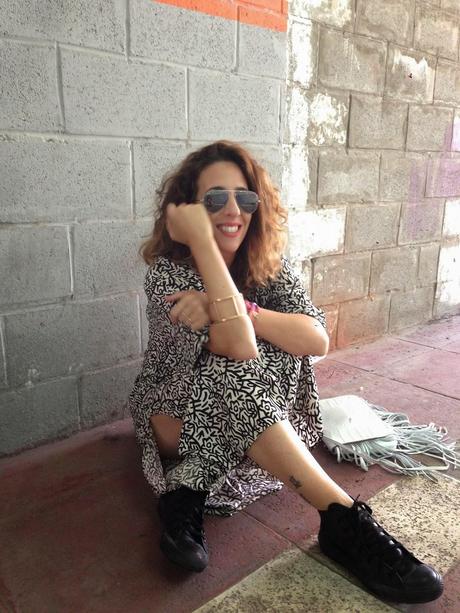 La puerta celeste y la raya naranja.