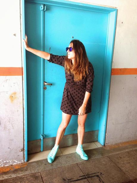 La puerta celeste y la raya naranja.