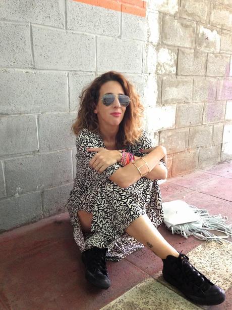 La puerta celeste y la raya naranja.