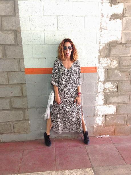 La puerta celeste y la raya naranja.