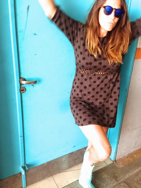 La puerta celeste y la raya naranja.