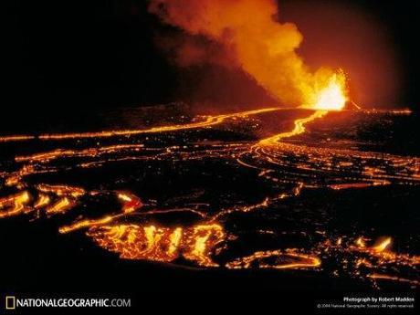 Ilustración 4. Los volcanes hawaianos son producto de penachos mantélicos provenientes del manto. Fotografía de National Geographic.