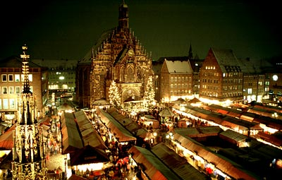 Mercadillos populares anuncian la Navidad en las ciudades de Alemania.