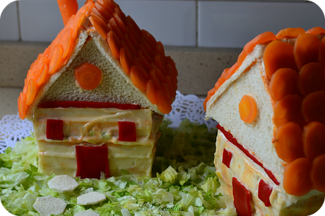 Pastel salado de pan de molde con forma de casita