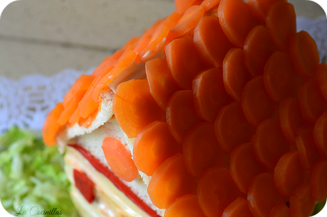 Pastel salado de pan de molde con forma de casita