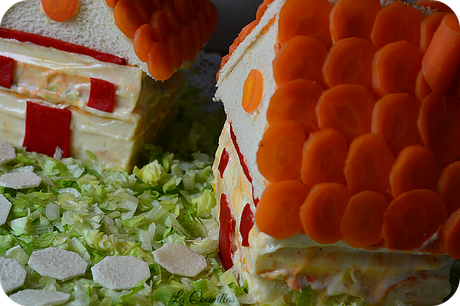 Pastel salado de pan de molde con forma de casita
