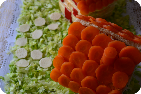 Pastel salado de pan de molde con forma de casita