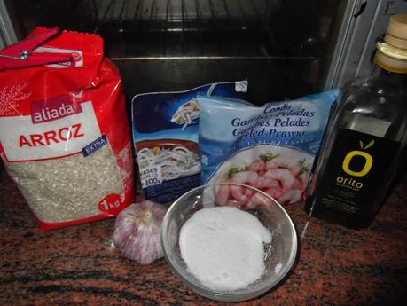 ARROZ BLANCO CON GULAS Y GAMBAS