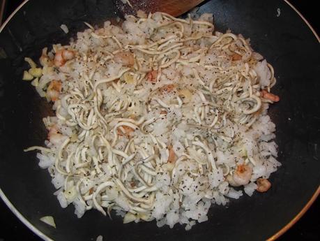 ARROZ BLANCO CON GULAS Y GAMBAS