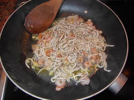 ARROZ BLANCO CON GULAS Y GAMBAS