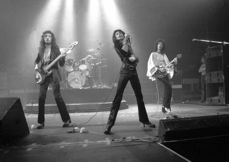 1974, QUEEN IRRUMPE EN EL OLIMPO DEL ROCK    Justo en noviembre de hace cuatro décadas La Reina lanzaba su tercer Lp, ‘Sheer, heart, attack’, un disco excepcional que anunciaba la aparición de un nombre nacido para ser leyenda del rock: Queen