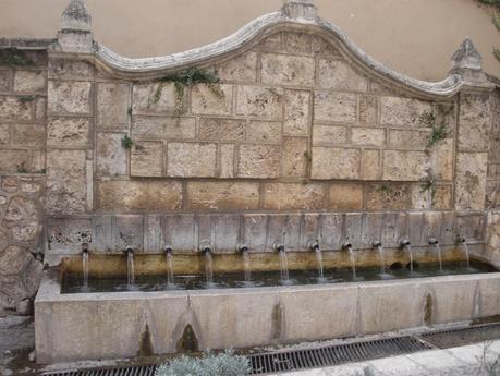 Fuente de los Doce Caños, es el apoyo de la estructura del lavadero que hay a su espalda.