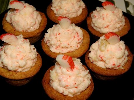 Mini tartaletas rellenas de surimi, coco y piña