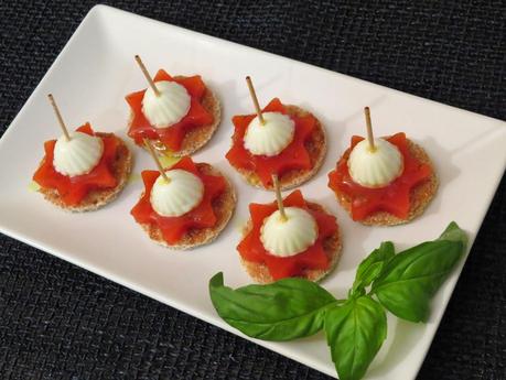 Estrellas de gelatina de tomate con queso fresco