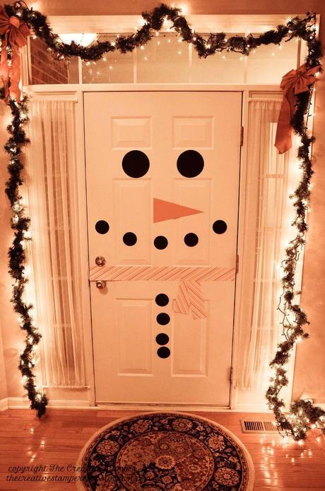 Puerta decorada para navidad como si fuera un snowman