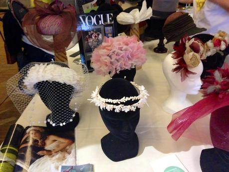 Algunos de los tocados y sombreros de la tienda Charo Agruña 