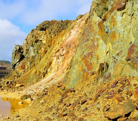 Minas de Riotinto y Nerva: geología desnuda, emporio tartésico de plata entre dehesas verdes.
