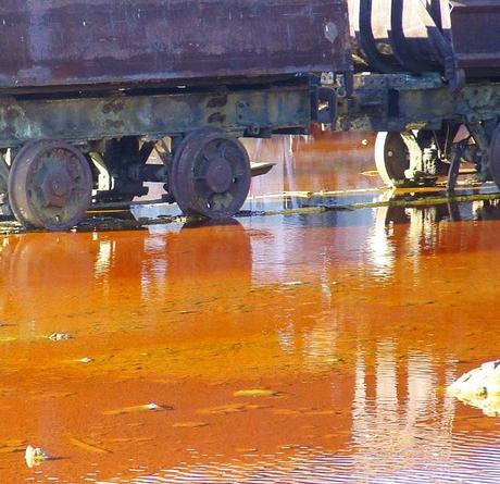 Minas de Riotinto y Nerva: geología desnuda, emporio tartésico de plata entre dehesas verdes.