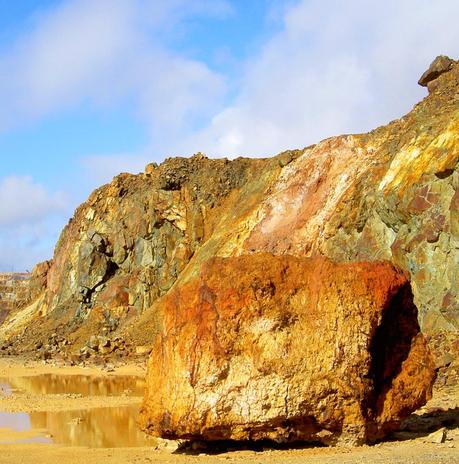 Minas de Riotinto y Nerva: geología desnuda, emporio tartésico de plata entre dehesas verdes.