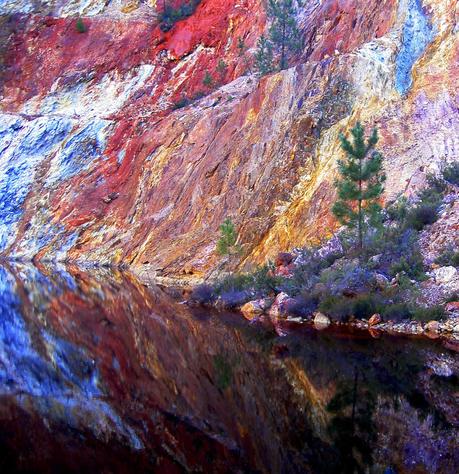 Minas de Riotinto y Nerva: geología desnuda, emporio tartésico de plata entre dehesas verdes.