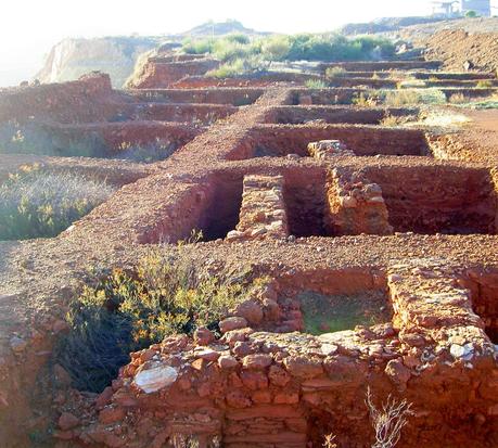 Minas de Riotinto y Nerva: geología desnuda, emporio tartésico de plata entre dehesas verdes.