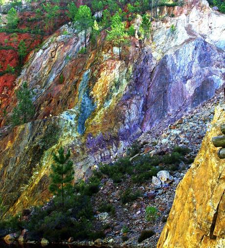 Minas de Riotinto y Nerva: geología desnuda, emporio tartésico de plata entre dehesas verdes.