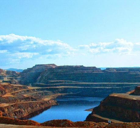 Minas de Riotinto y Nerva: geología desnuda, emporio tartésico de plata entre dehesas verdes.