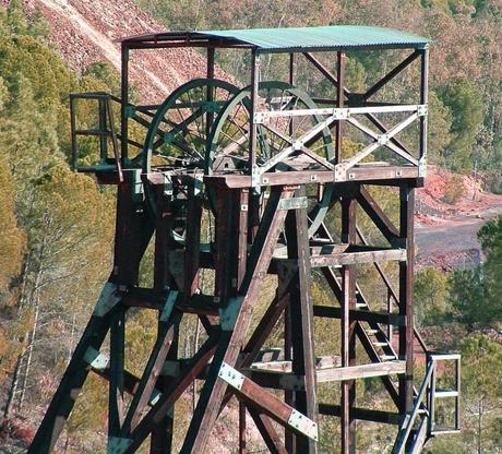 Minas de Riotinto y Nerva: geología desnuda, emporio tartésico de plata entre dehesas verdes.