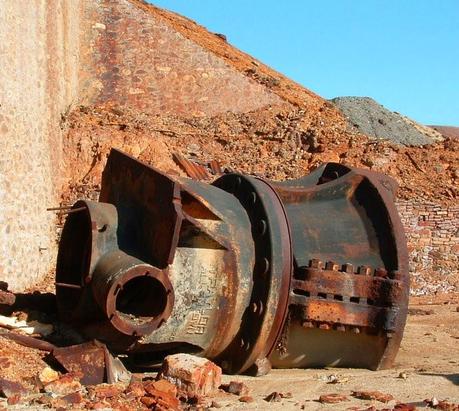 Minas de Riotinto y Nerva: geología desnuda, emporio tartésico de plata entre dehesas verdes.