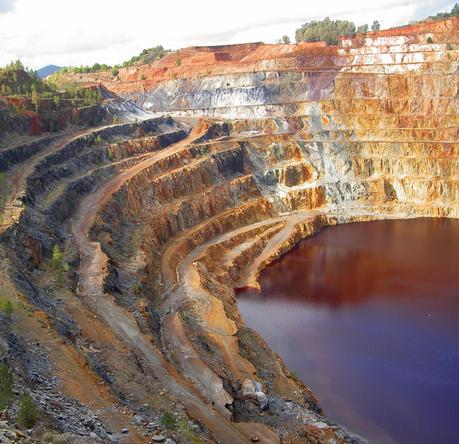 Minas de Riotinto y Nerva: geología desnuda, emporio tartésico de plata entre dehesas verdes.