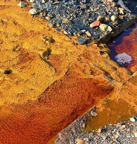 Minas de Riotinto y Nerva: geología desnuda, emporio tartésico de plata entre dehesas verdes.