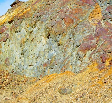 Minas de Riotinto y Nerva: geología desnuda, emporio tartésico de plata entre dehesas verdes.