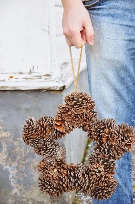 Xmas: Utiliza piñas como adornos navideños low cost.